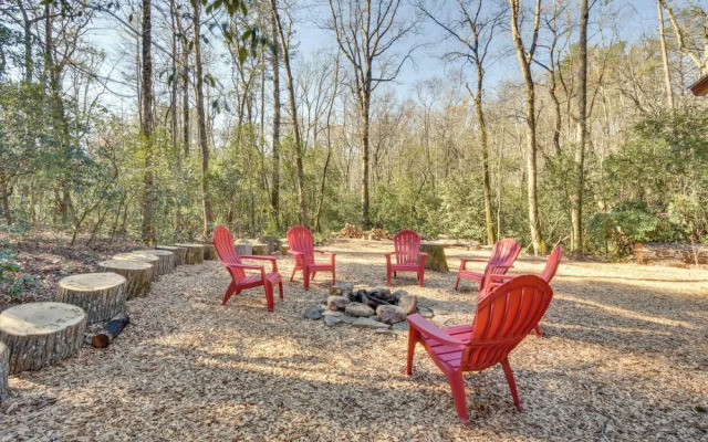 Cozy Creekside Mountain Escape w/ Hot Tub!