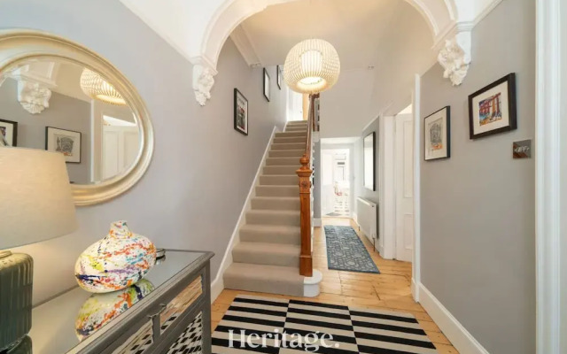 Sunnybrae House Seaside Family-friendly Getaway in Stonehaven With Hot Tub