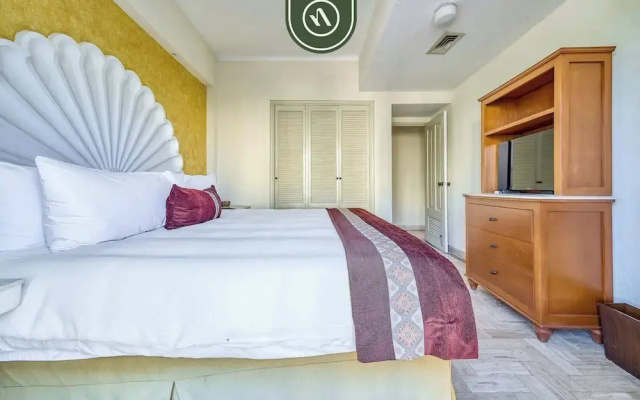 Beachfront 2 BR Condo - Beach - Pools - Tennis