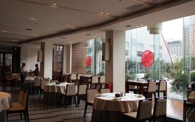Xianning Youth Theme Hotel
