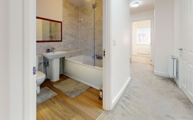 Tms Lovely 5-bed House in Stanford-le-hope