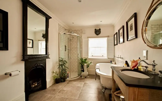 Central London Superb 4 Bedroom 18th Century Townhouse