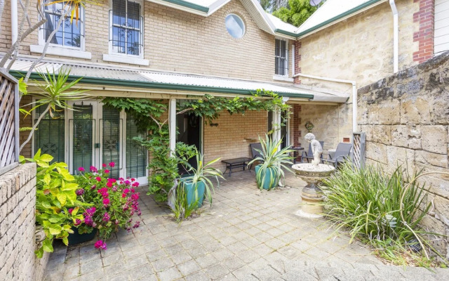 Malcolm St Townhouse