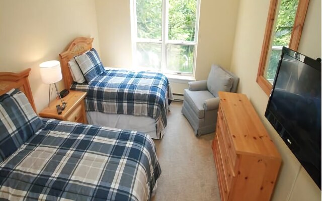 Northwoods Luxury Condo Close to Chairlift by RedAwning