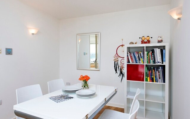 Bright Luxurious 2BR near Canary Wharf