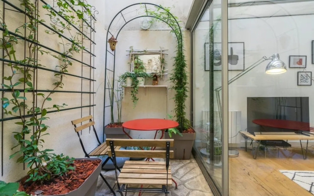 Chic Apartment With Patio - 2br/6p - Le Marais