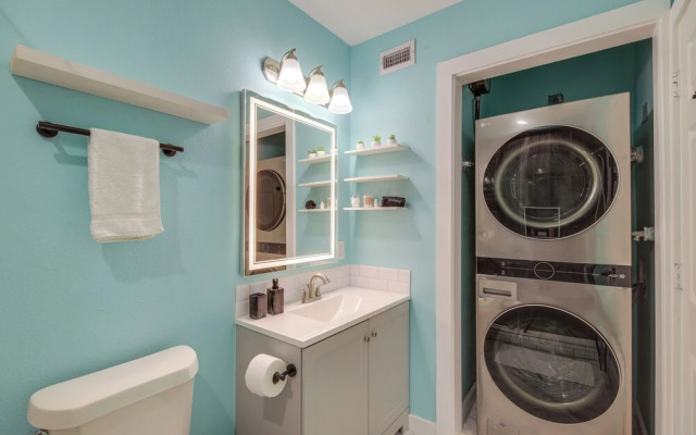 Central Houston Apartment w/ Furnished Patio!