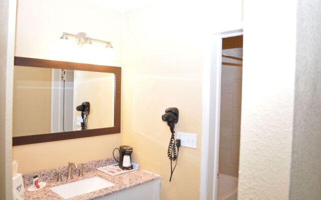 Evergreen Hotel & Suites