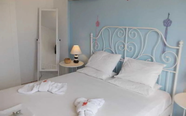 Manos Syros Rooms & Apartments