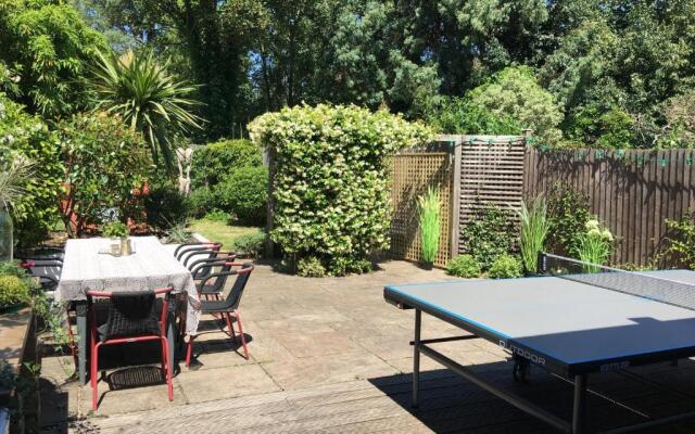 Stunning 5 bed house with private garden