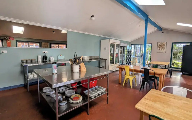 Ozzie Pozzie Backpackers