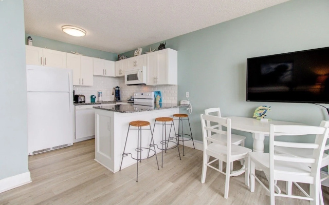 1104 Starfish Room by Atlantic Towers