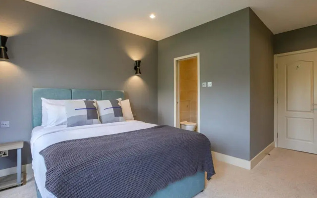 Lovely 2bed 2bath W/balcony in London Bridge, London