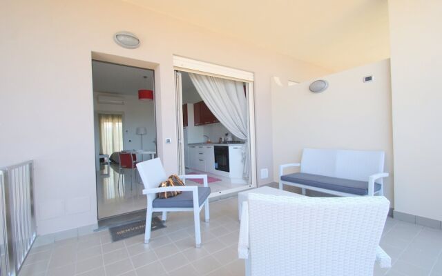 Apartment In Residence With Pool