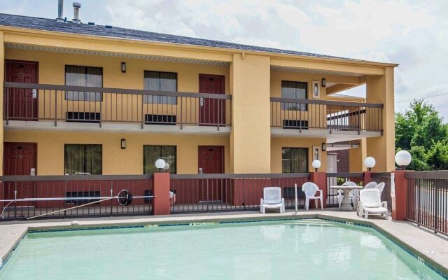 Econo Lodge Inn & Suites