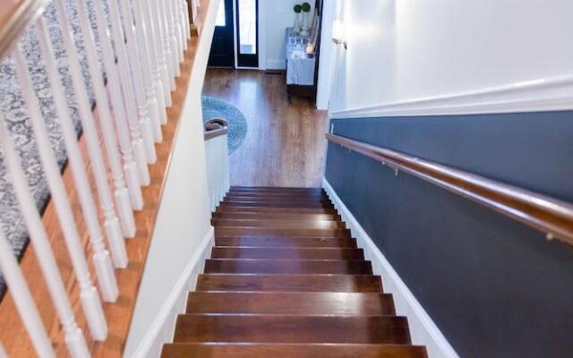 AVA House Bed & Breakfast