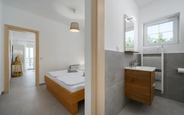 Bright Apartment With Communal Pool