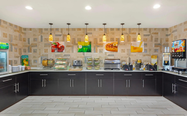 Quality Inn & Suites Plano East - Richardson
