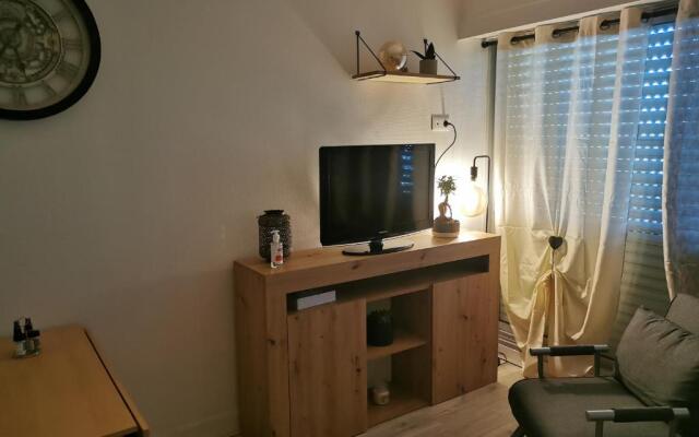 Studio confortable, face mer, proches commerces