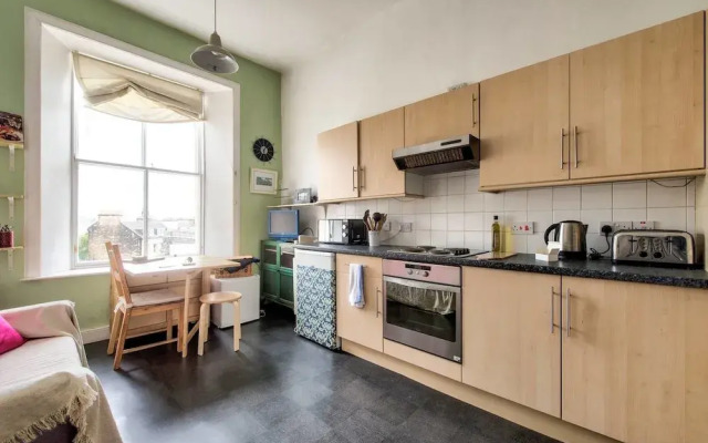 Bright And Central Flat, Directly Facing The Usher Hall