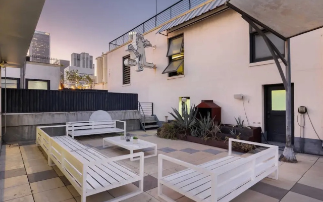 Skyline Lofts by Avantstay: a Multi-level Industrial-chic Retreat in Dtla With Rooftop Views, Soaring Ceilings & Steps to Dining, Music & Culture