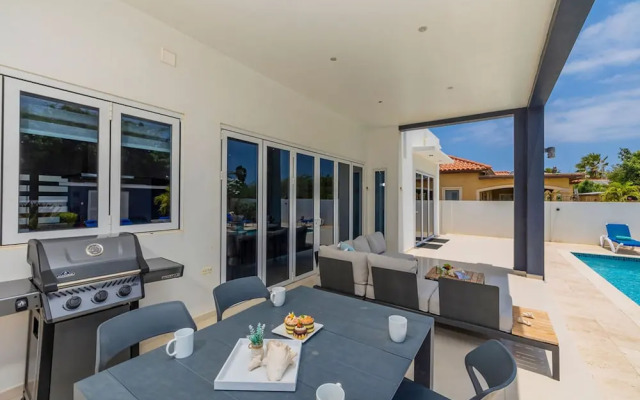 Modern Spacious 4br3ba w Pool Close to Beach