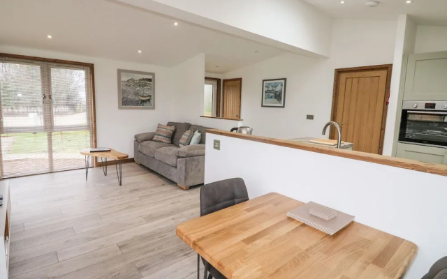2 Meadow Retreat