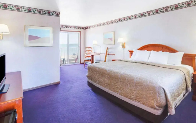 Super 8 Macknaw City/Beachfront Area