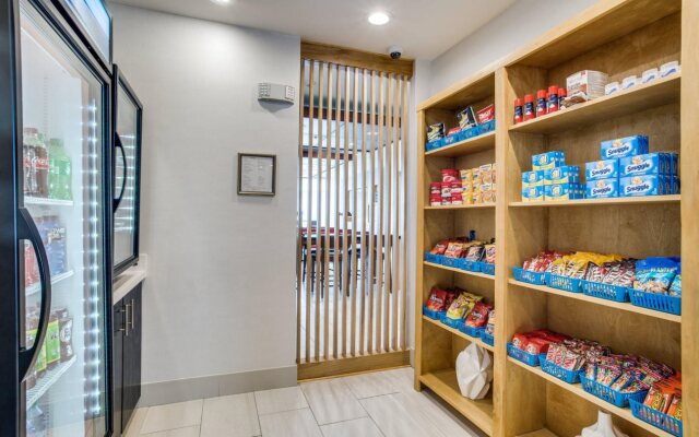 Holiday Inn Express & Suites Denton South by IHG