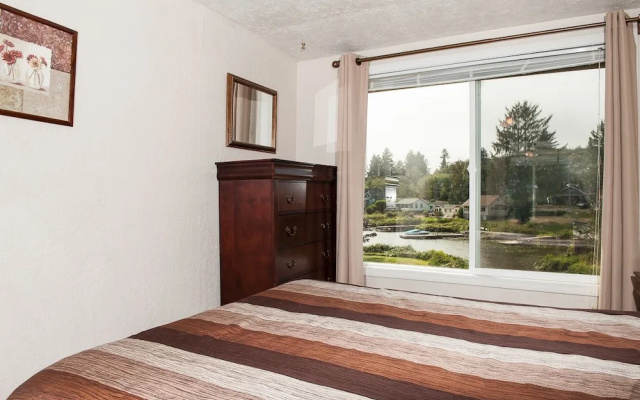 Lake Point Hideaway 3 Br home by RedAwning