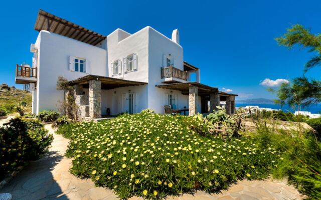 Carmelita Villa with Pool by Stylish Stays