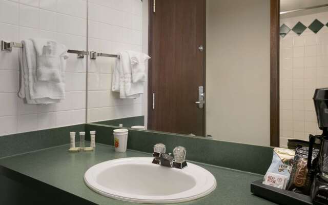 Super 8 by Wyndham Fox Creek