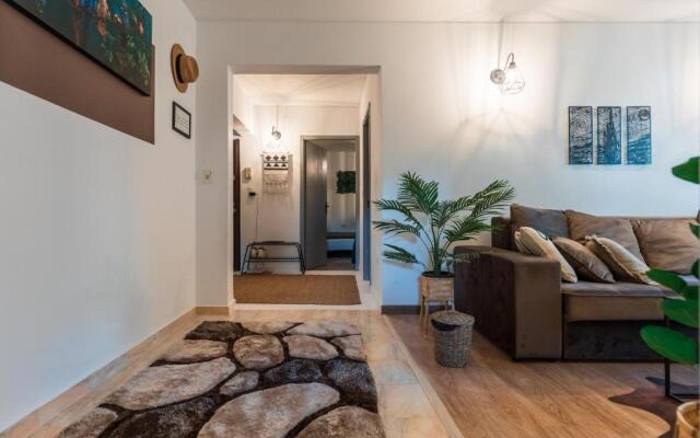 Jungle Apartment 15 Min Walk to Beach & Downtown