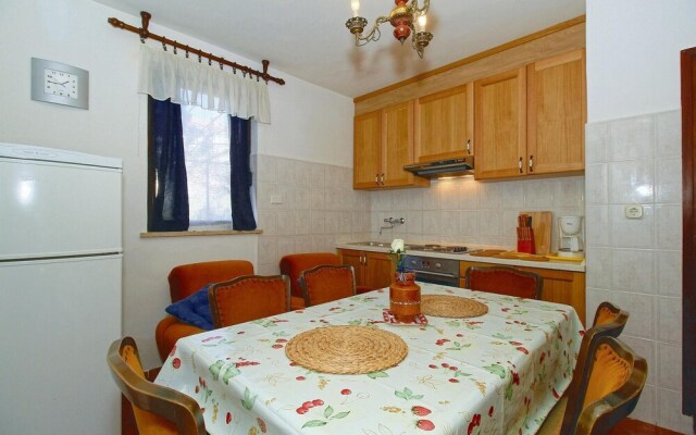 Awesome Apartment in Porec With 2 Bedrooms