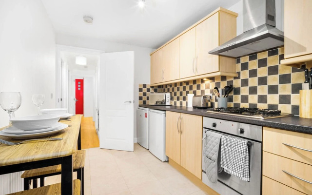 Cosy 2 bed Apt With Free Parking by Oldbury