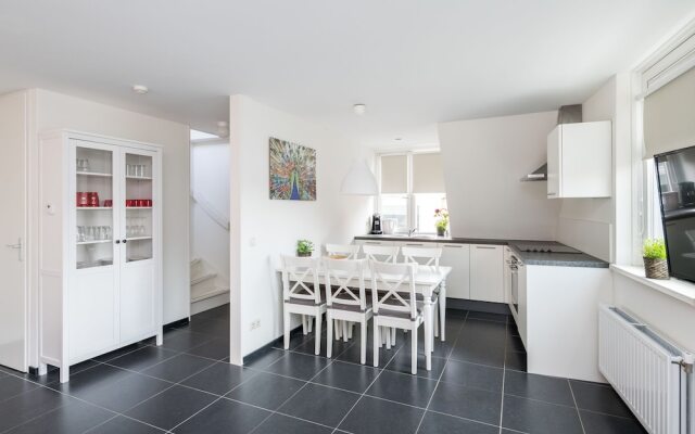 Lovely Holiday Home in Ouddorp Near Lake