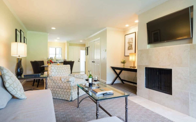 Luxury Napa Getaway Golf Views King Bed