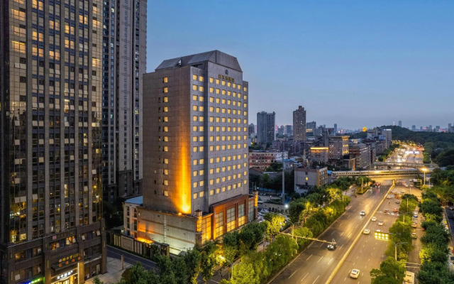 New Land Hotel