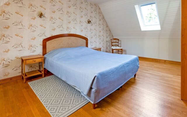 Quaint Holiday Home in Logonna-daoulas Near Sea