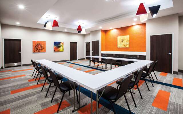 La Quinta Inn & Suites by Wyndham Owasso