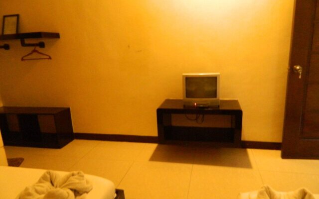 Avenue 5 Hotel