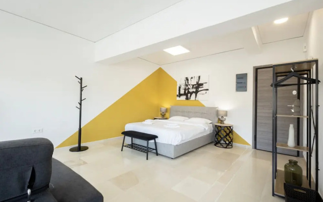 Spacious Urban Retreat Central 2-bedroom Haven for 8