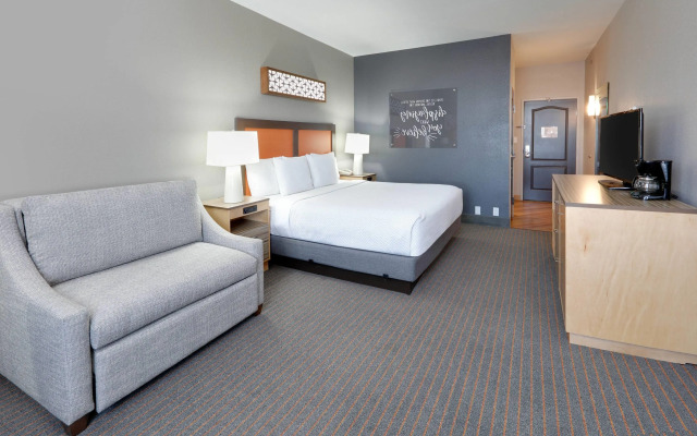La Quinta Inn & Suites by Wyndham Dallas Love Field