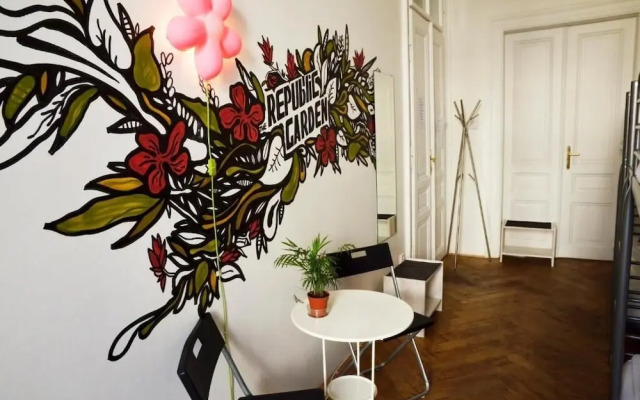 The Republic Garden - Hostel