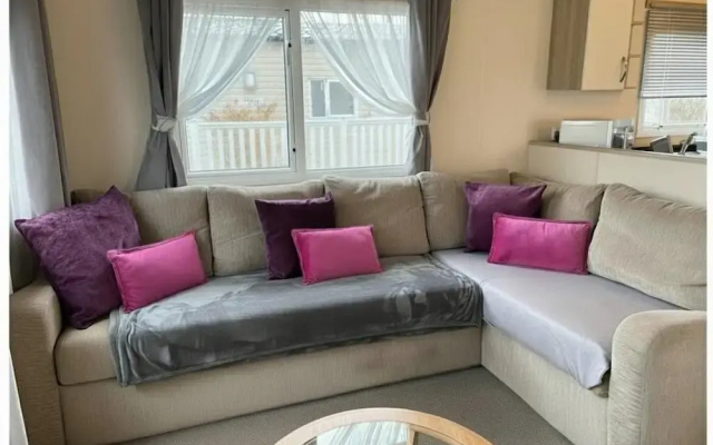 Comfortable 3-bed Caravan - Combe Haven