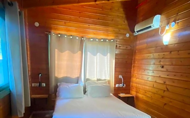 חוף גולן על שפת הכינרת אוהלים ממוזגים ובקתות עץ