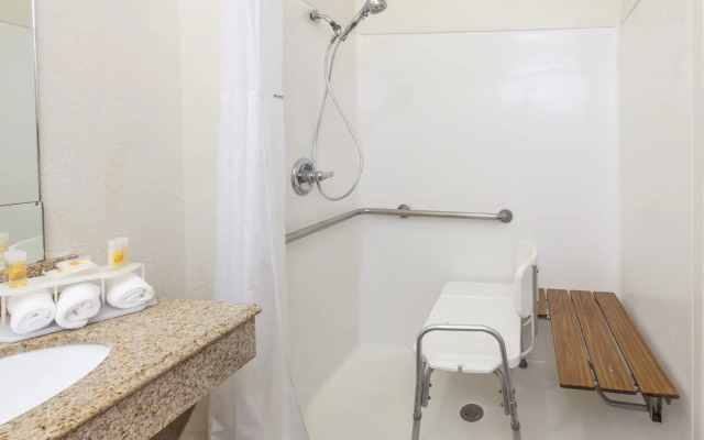 Days Inn  Suites by Wyndham Pasadena