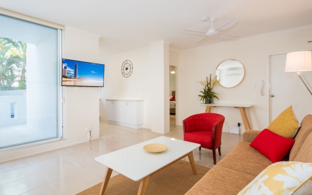 Private G/F 1 bedroom Carlton Apartment Cross the Road to Beach – Guest Rooms – Gold Coast
