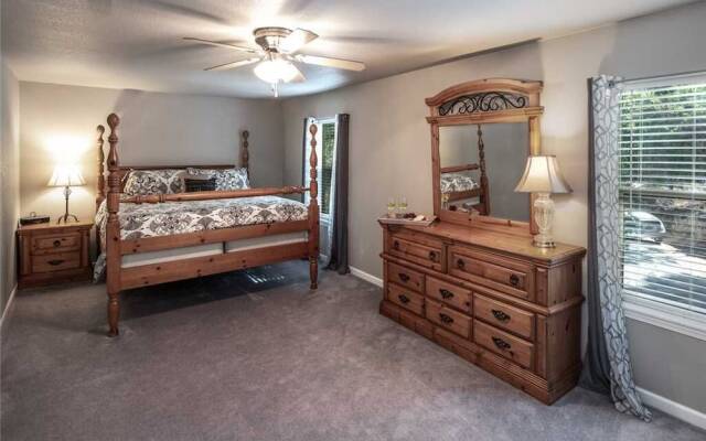 Lassie's Lodge - Three Bedroom Cabin