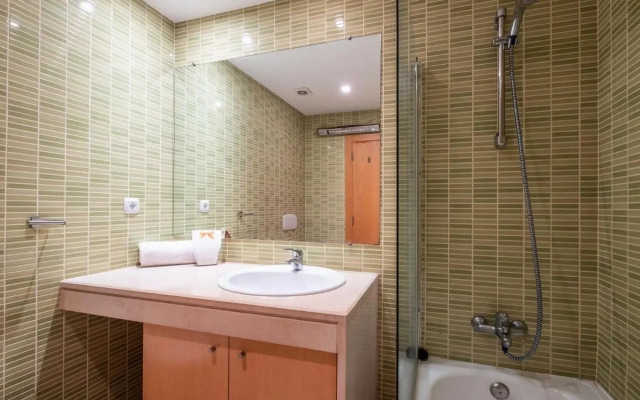 #069 Stunning Flat Near New Town w Pool View